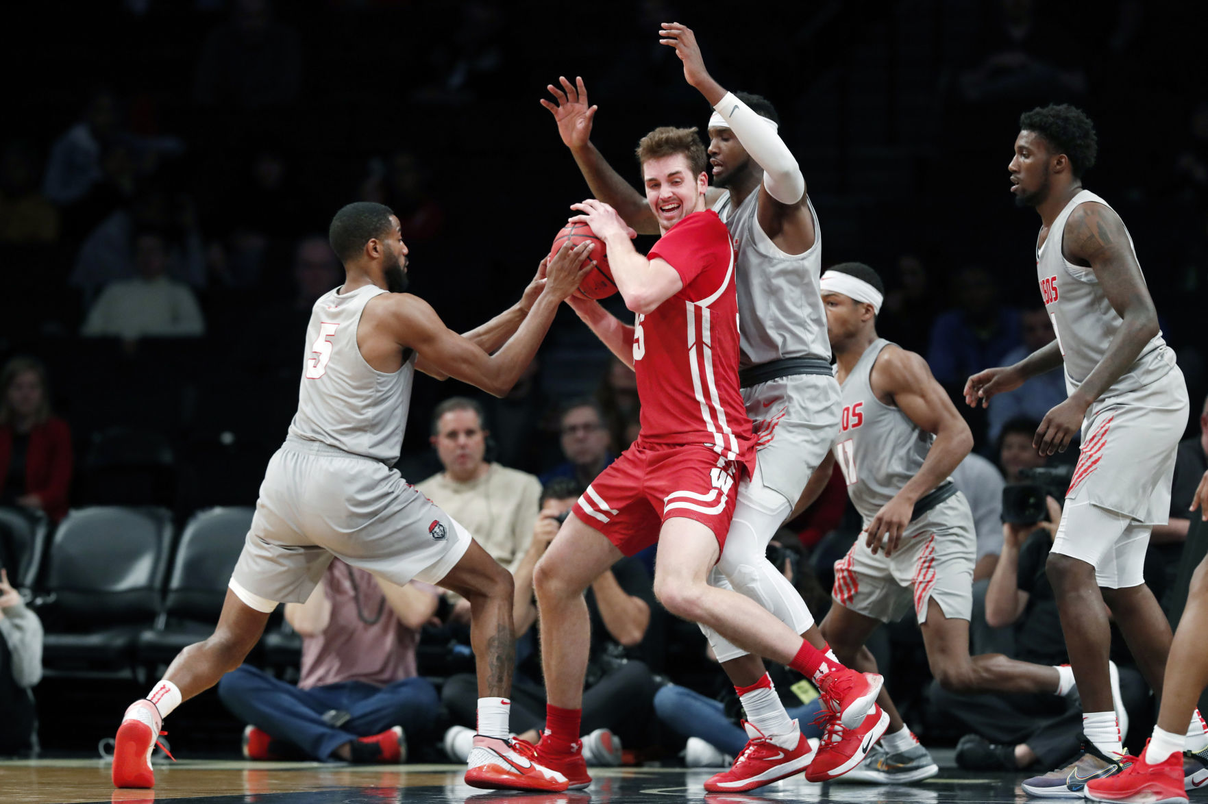 Lobos 59, Badgers 50